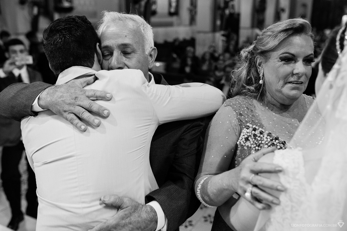 os abraços emocionados entre pais e filhos durante a cerimonia deixou todos presentes meuito emocionados