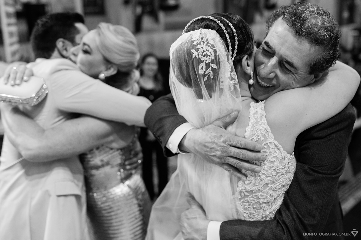 o casamento foi repleto de momentos marcantes e abraços apertados