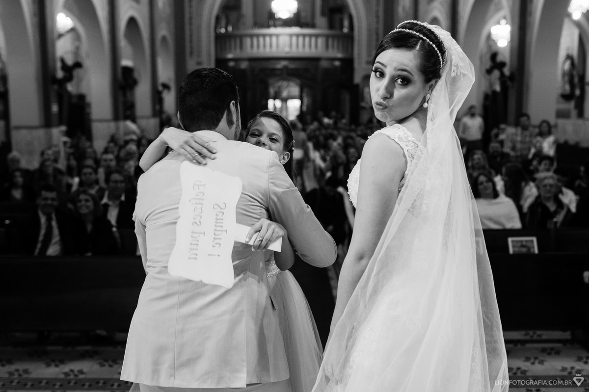 a noiva fez várias caras e bocas, deixando sempre a cerimonia do casamento muito bem humorada