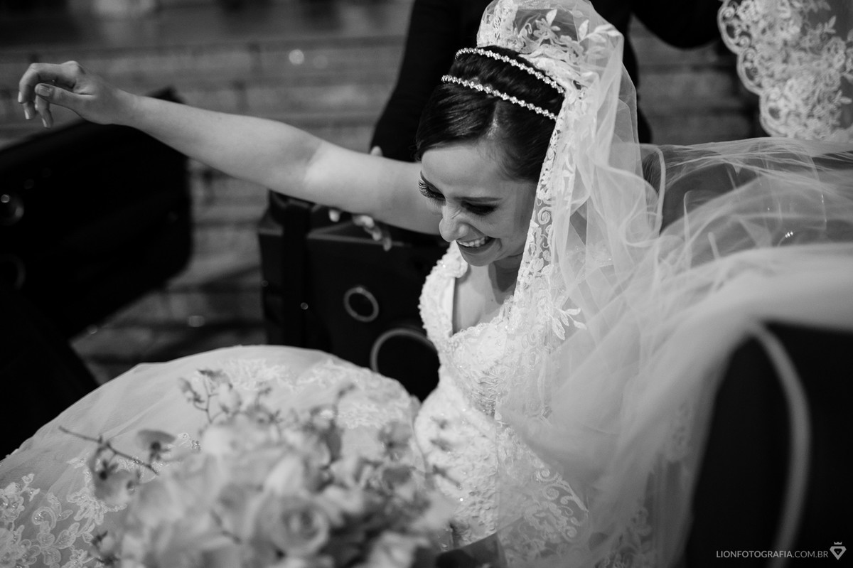 ao entrar no carro a noiva escorregou e rapidamente se sentou no banco do carro, todos riram