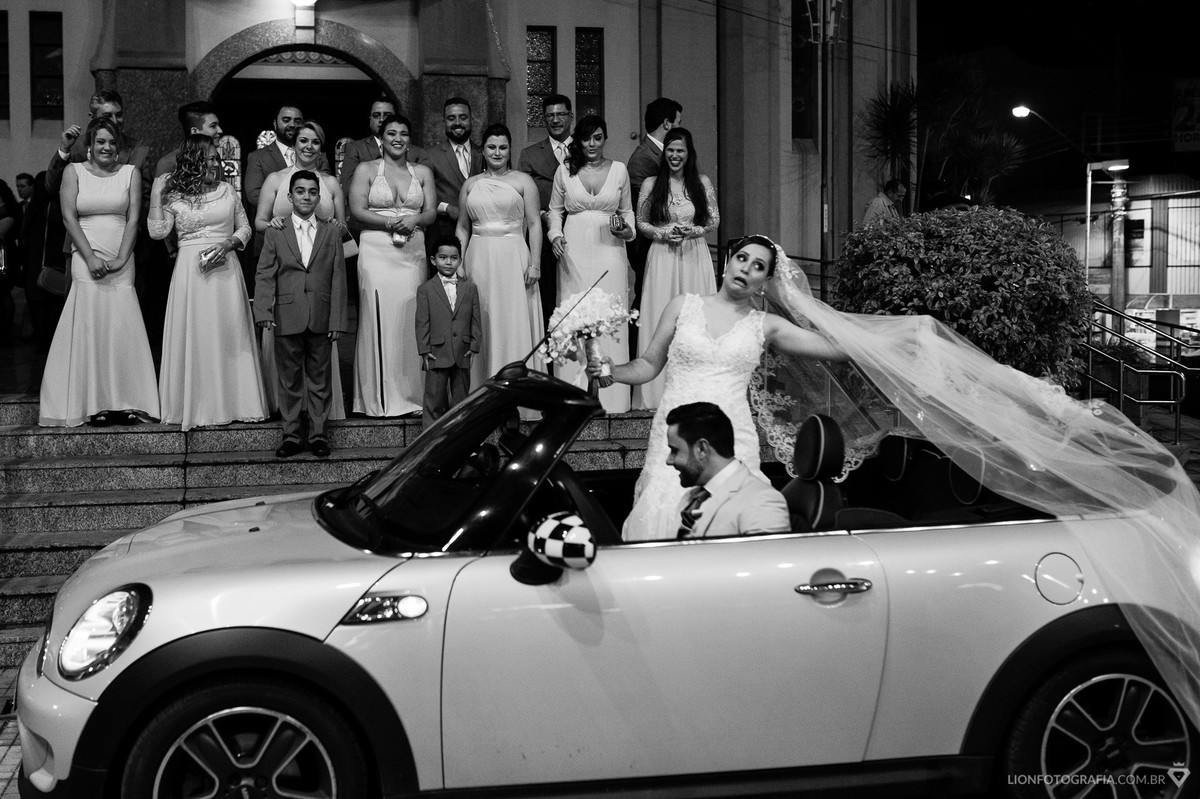 ao sair com o carro a noiva enroscou o véu e ao mesmo tempo bateu um vento, todos padrinhos observavam a saída da noiva