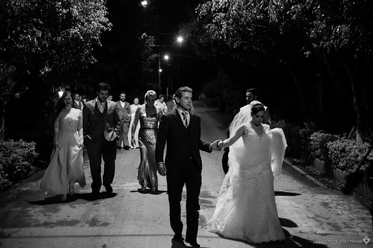 Pai da noiva chegando ao lado dela na festa