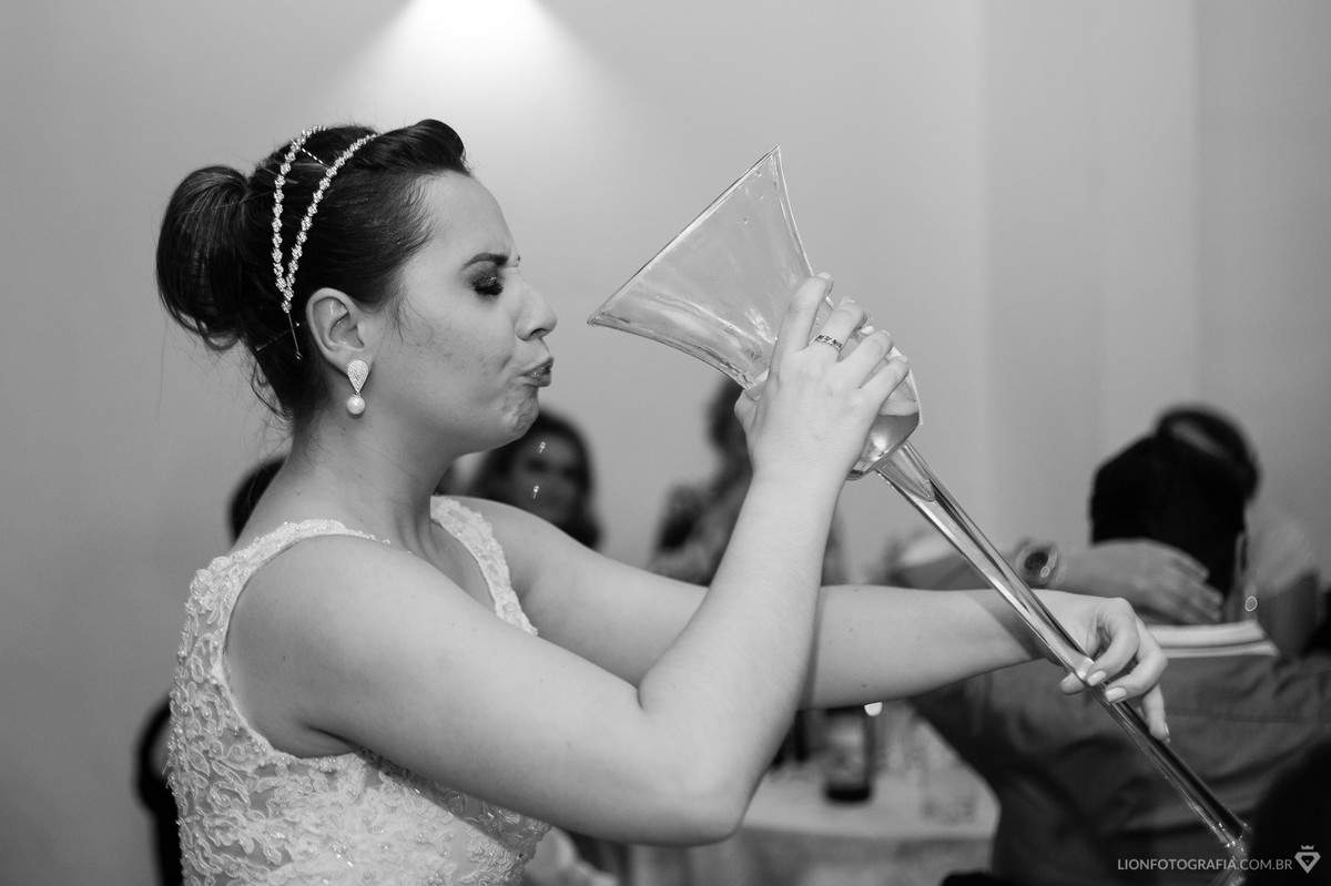 noiva bebendo em uma taça de champagne muito grande