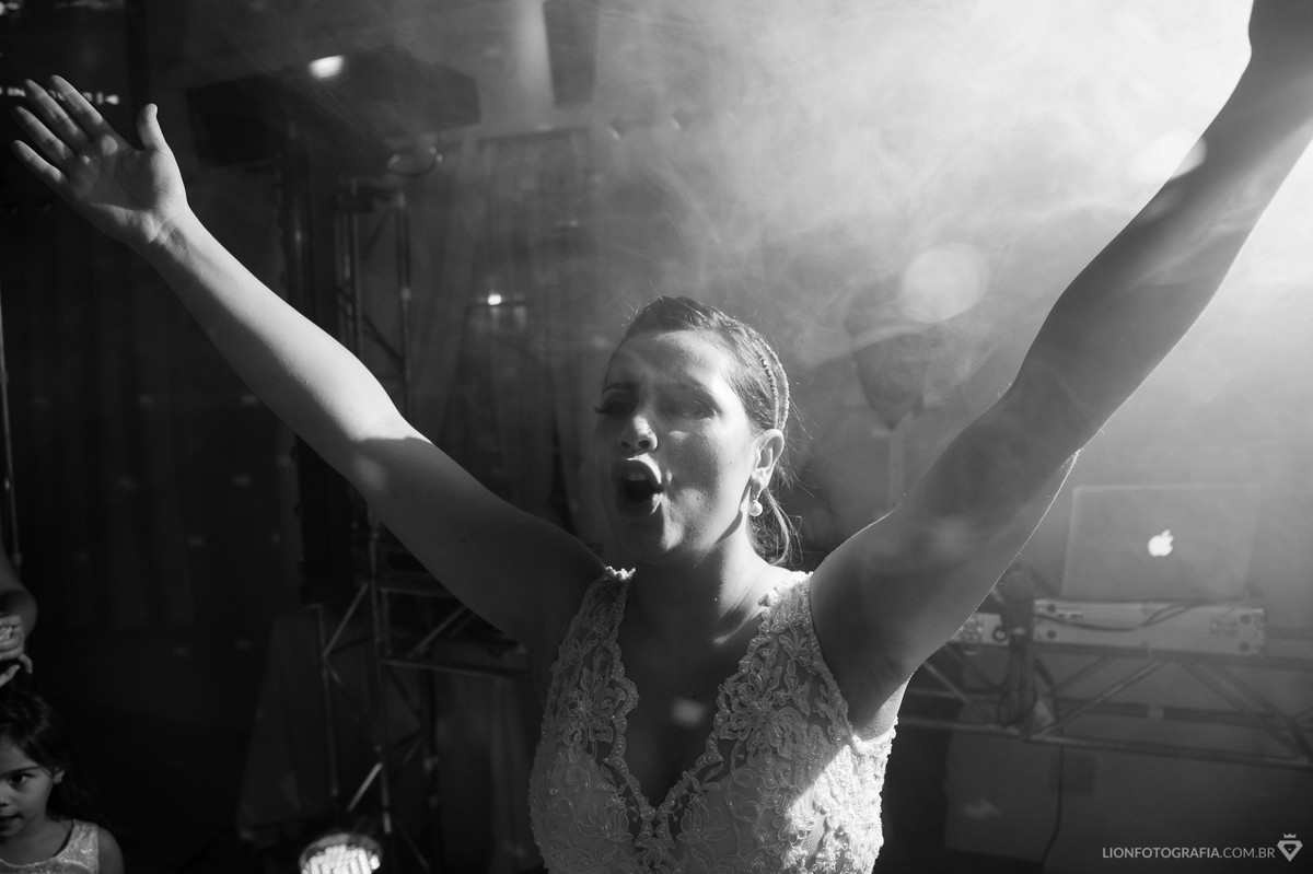 momento da festa em que a noiva curtia e dançava muito