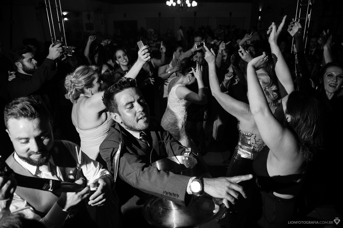 convidados do casamento dançando muito na festa de casamento
