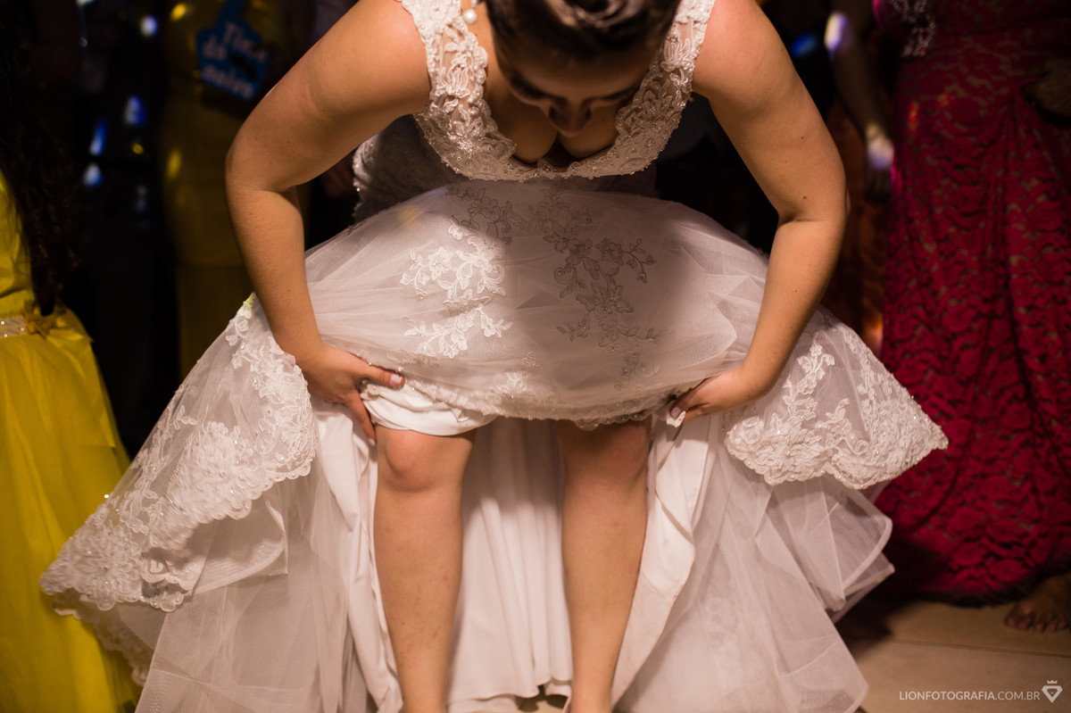 a noiva ergueu o vestido pois estava com calor
