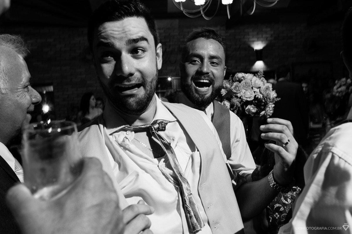 o noivo se divertiu muito na festa de casamento