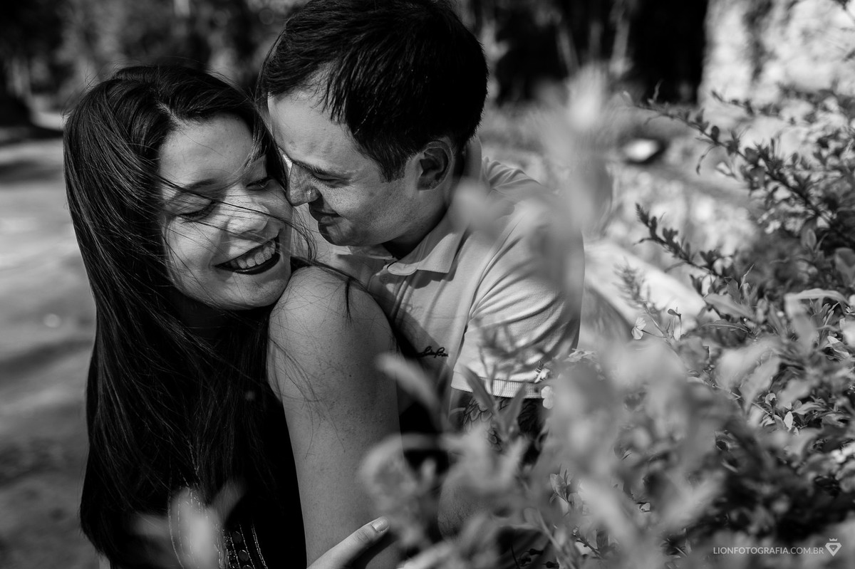 Um vento passou e deu um charme muito legal para a foto do casal realizada na Brasiltal