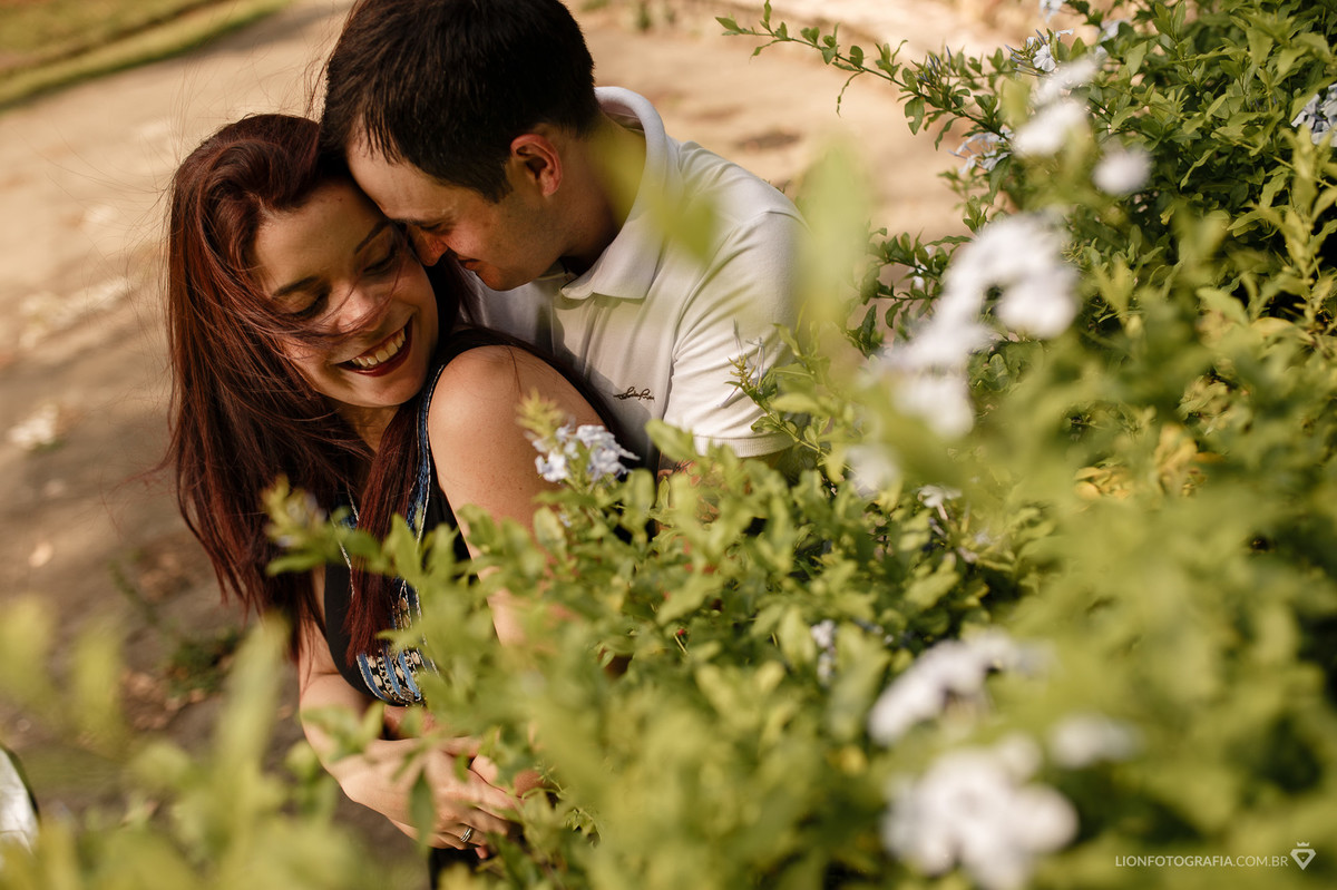 Tainá e Adriano abraçados durante a sessão de fotos que antecede o casamento deles
