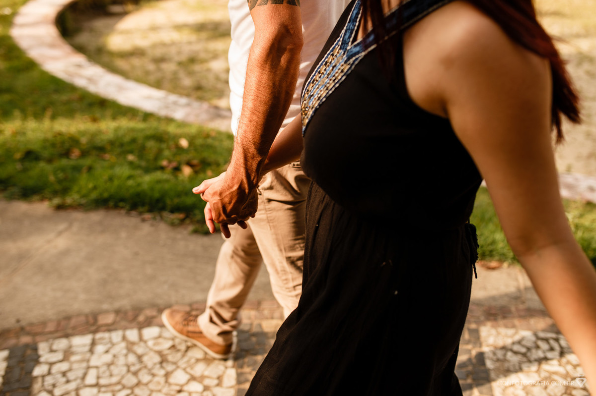 o casal caminha de mãos dadas