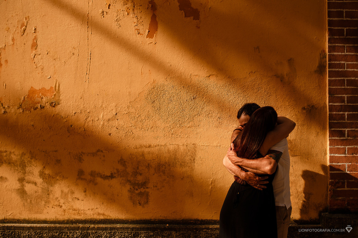 um forte abraço deu um toque especial para essa foto feita no pre-wedding