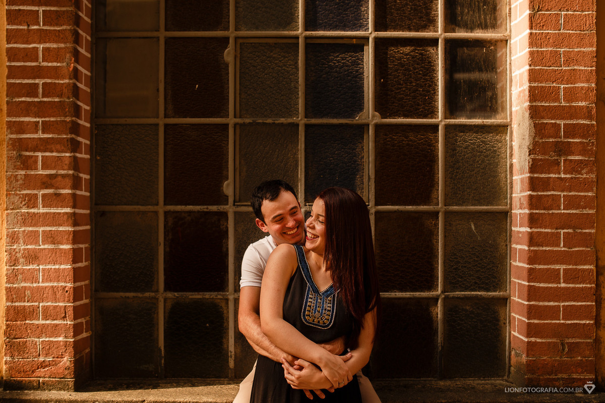 as janelas da Brasital em São Roque serviram como cenário para esta bela foto do casl