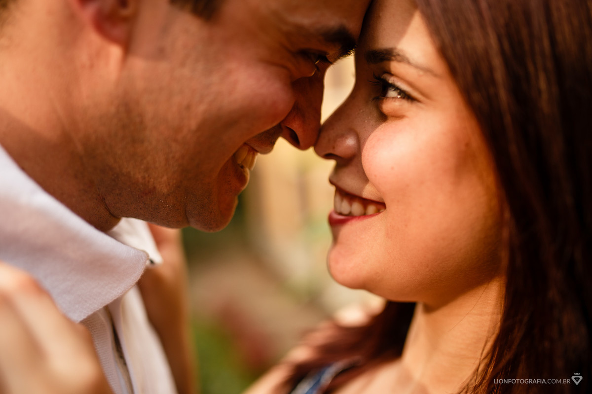 a troca de olhares do casal nesta foto mostra o quanto eles se amam!
