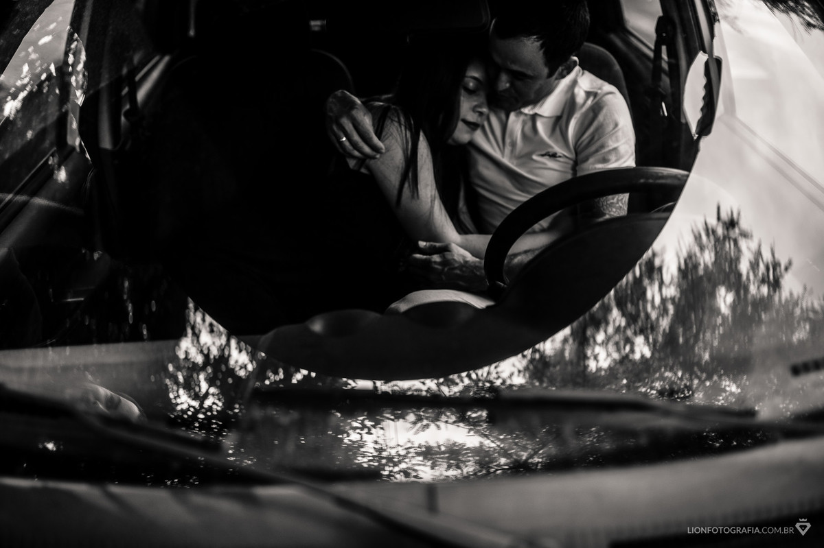 dentro do carro o casal reviveu a lembrança da época de namoro