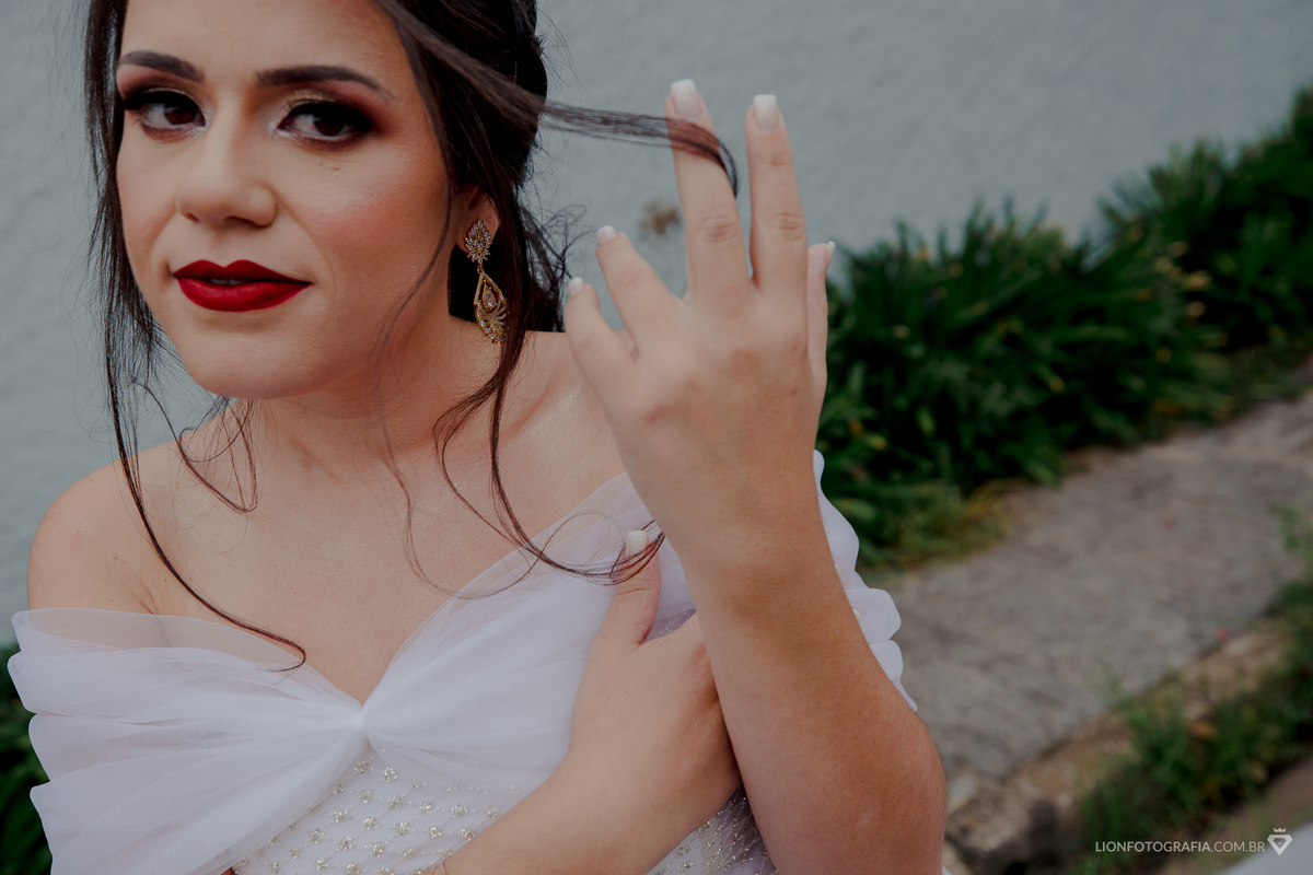 noiva fazendo maquiangem para o seu casamento no campo em mairinque são roque fotógrafo de casamento lion