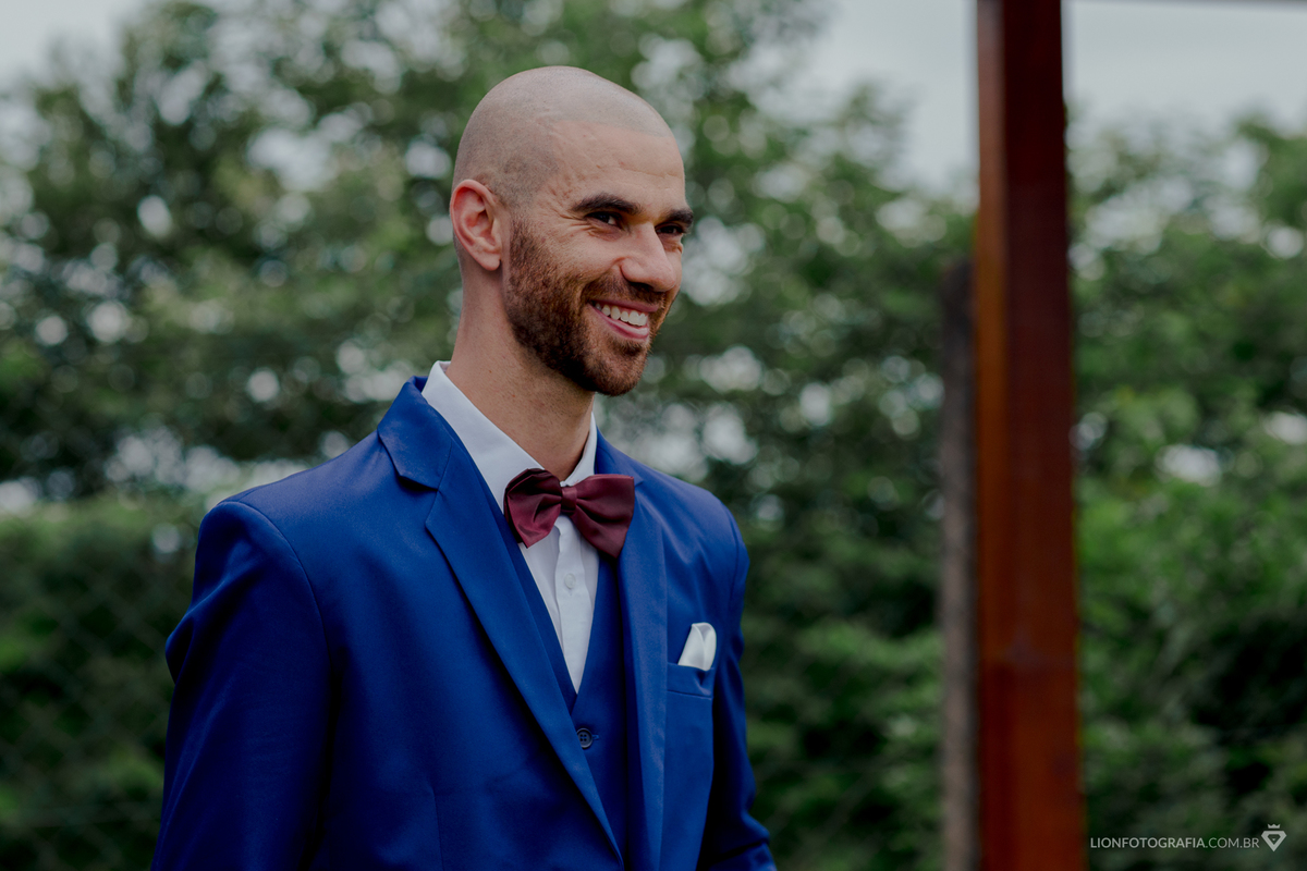 noivo sorrindo para noiva casamento no campo em mairinque são roque fotógrafo de casamento lion