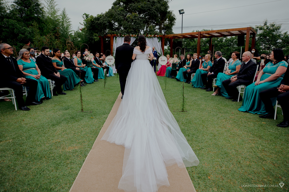 vestido na noiva ao entrar no casamento noiva casamento no campo em mairinque são roque fotógrafo de casamento lion