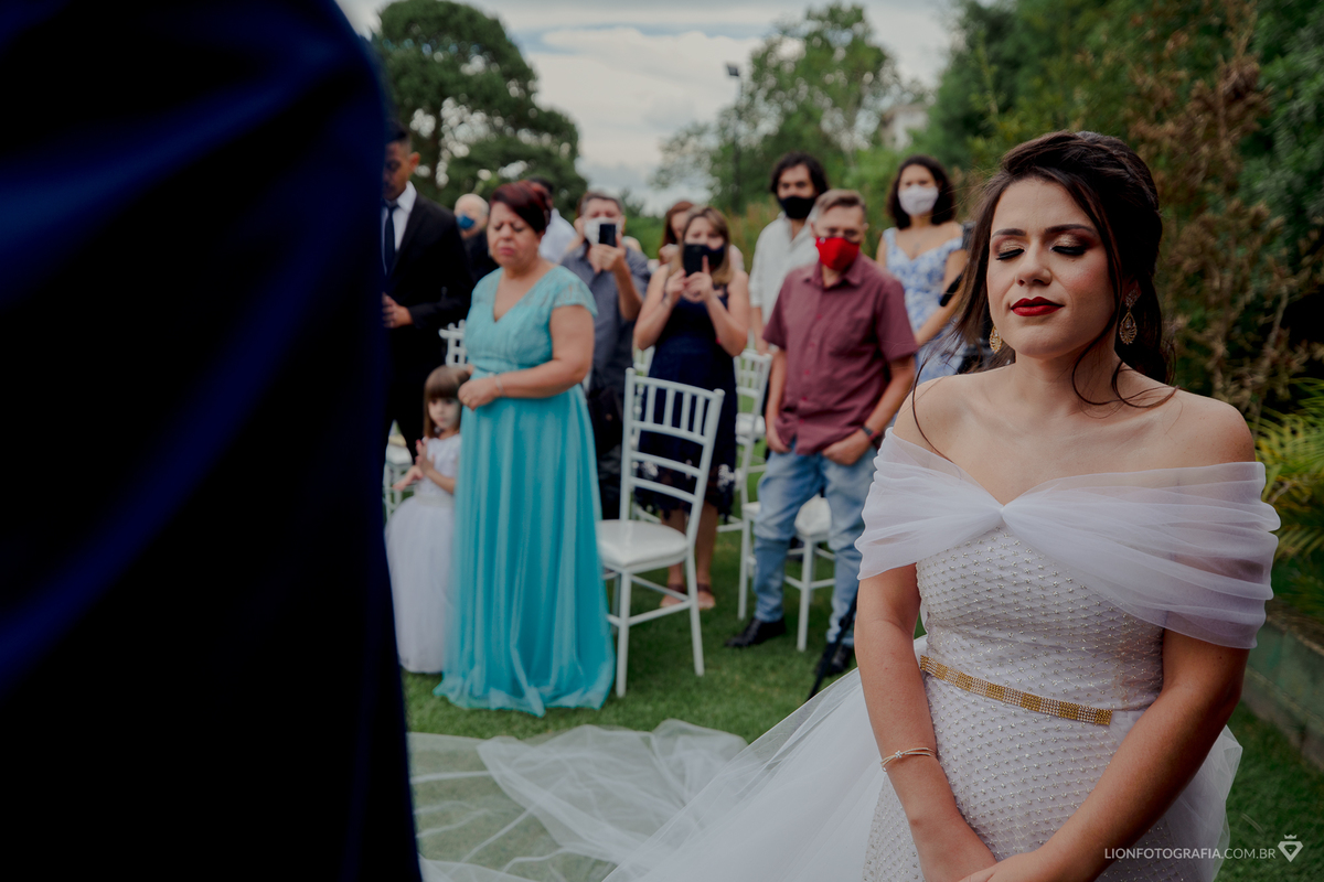 noiva emocionada no casamento no campo em mairinque são roque fotógrafo de casamento lion