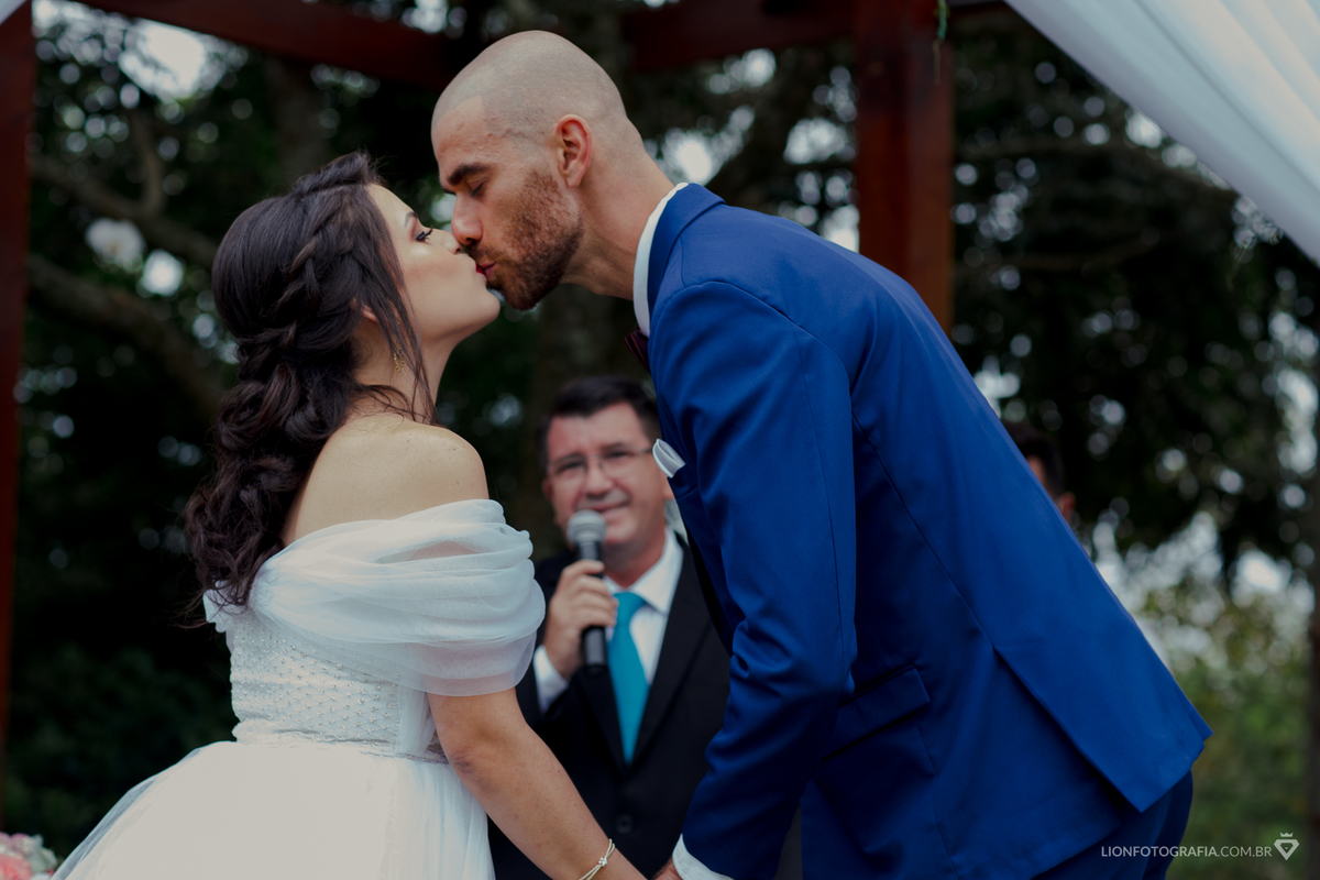 beijo do casal noiva casamento no campo em mairinque são roque fotógrafo de casamento lion
