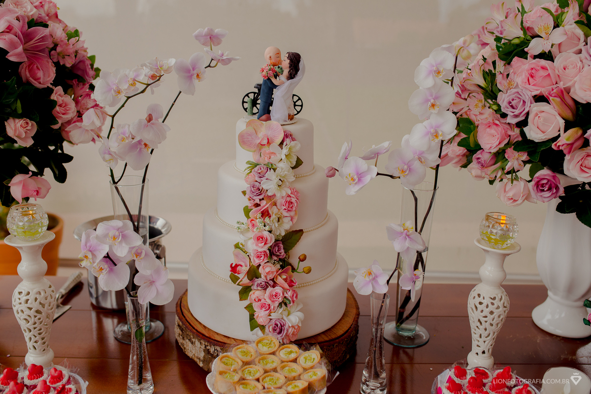 mesa do bolo no noiva casamento no campo em mairinque são roque fotógrafo de casamento lion