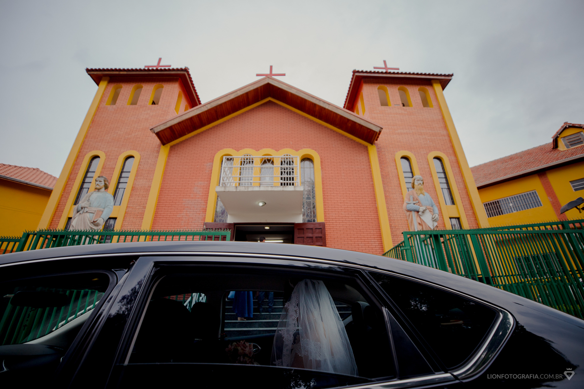 noiva na porta da igreja dentro do carro