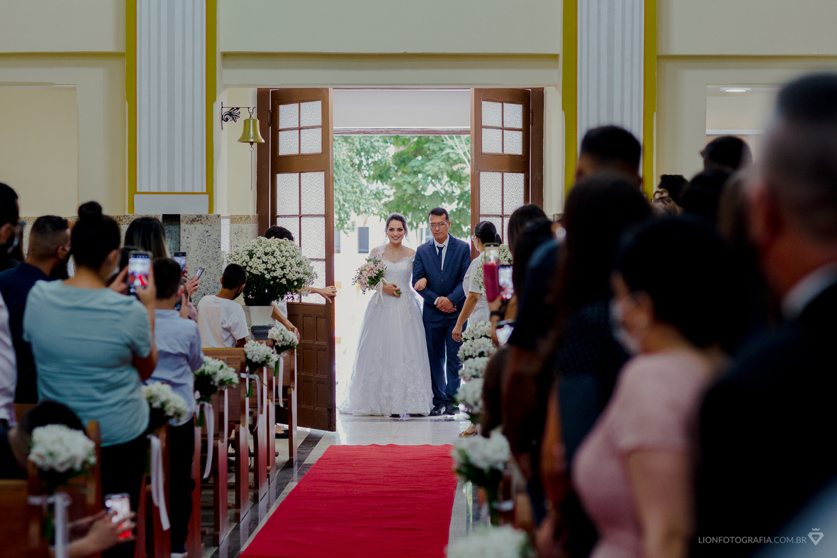 noiva e seu pai na porta de igreja entrada