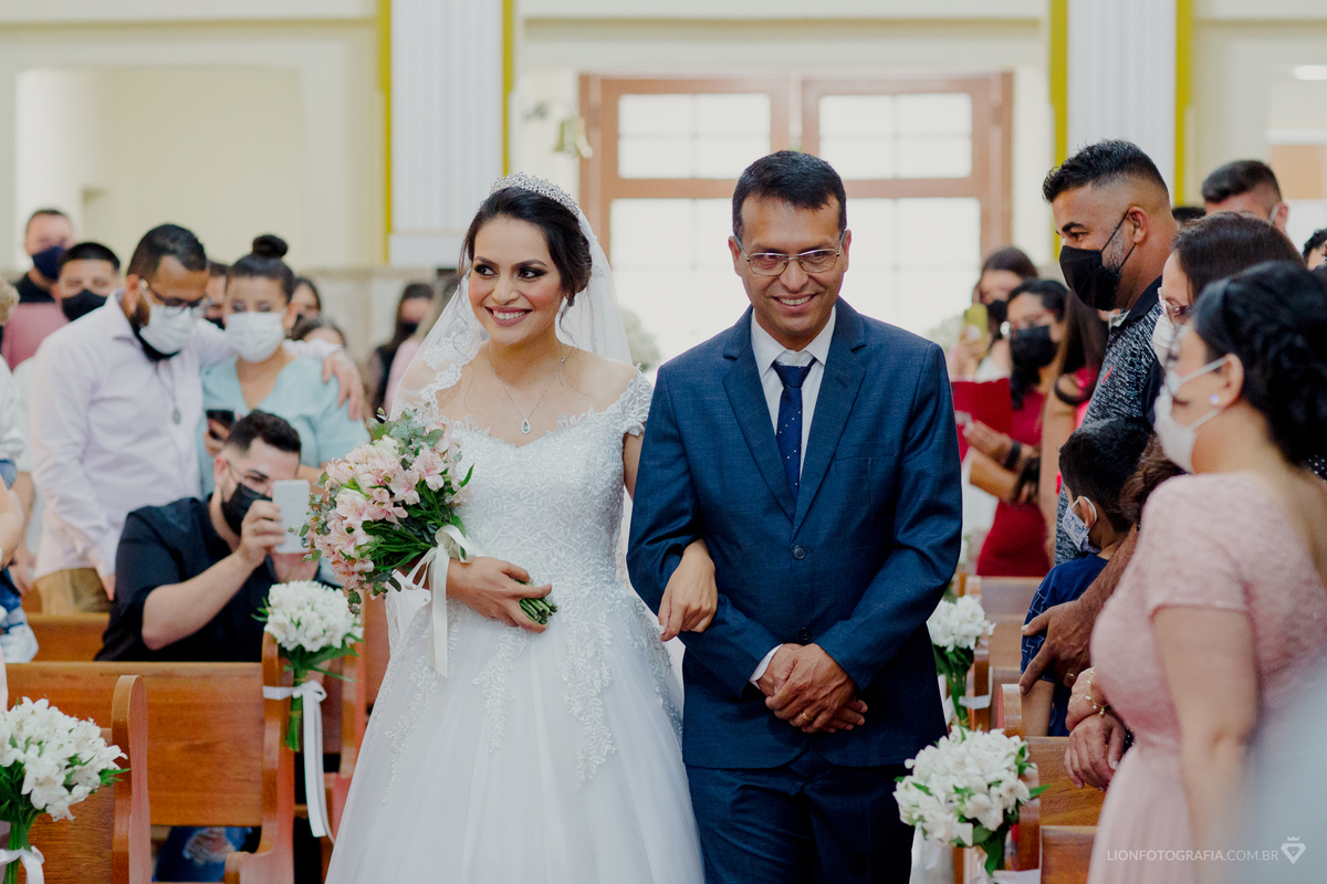 entrada da noiva ao lado de seu pai