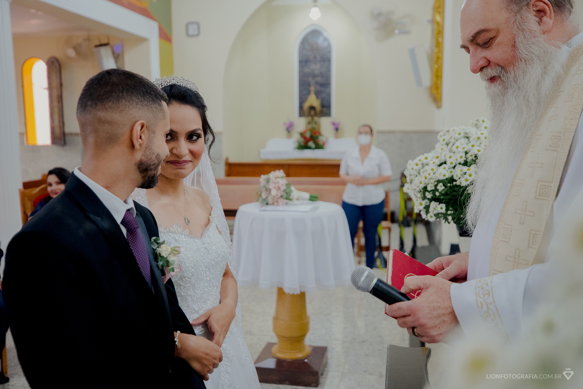 noivos trocam olhares