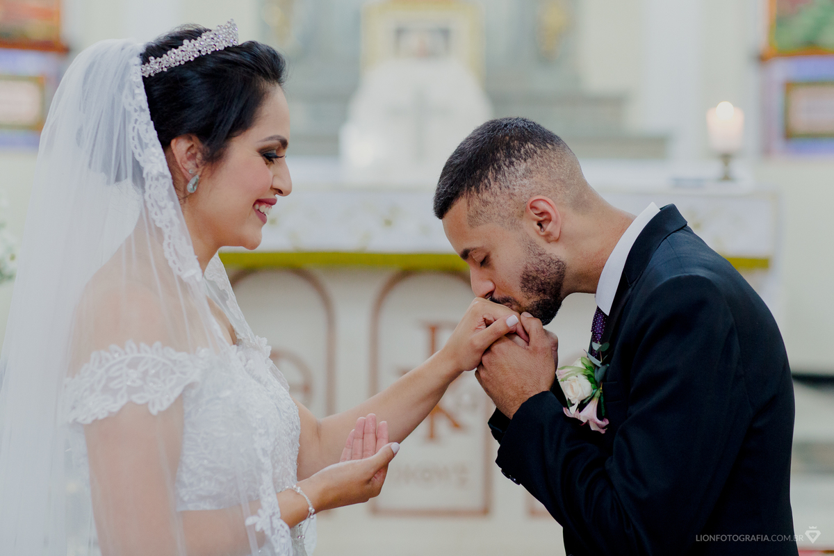 beijo do noivo na aliança da noiva