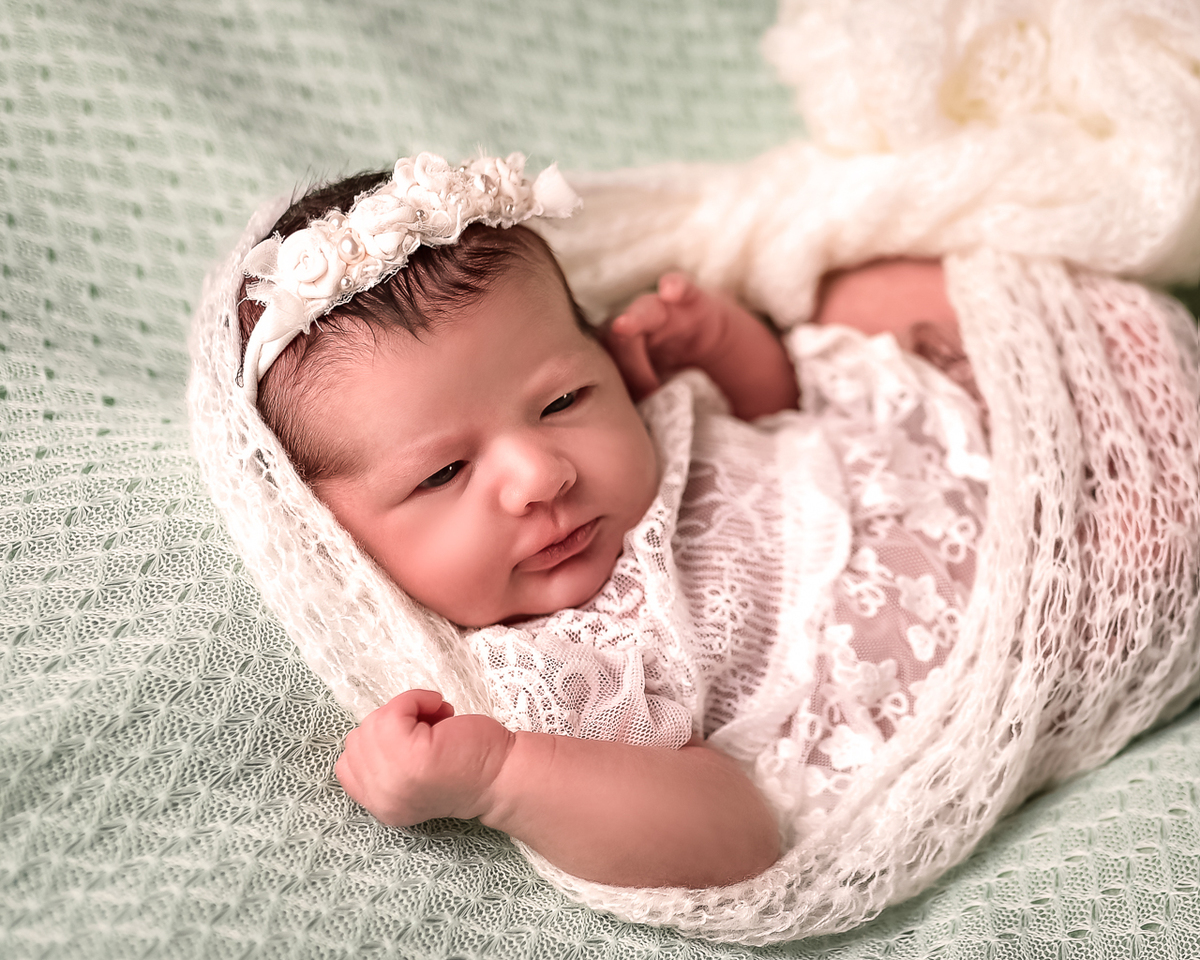 newborn de olhos abertos