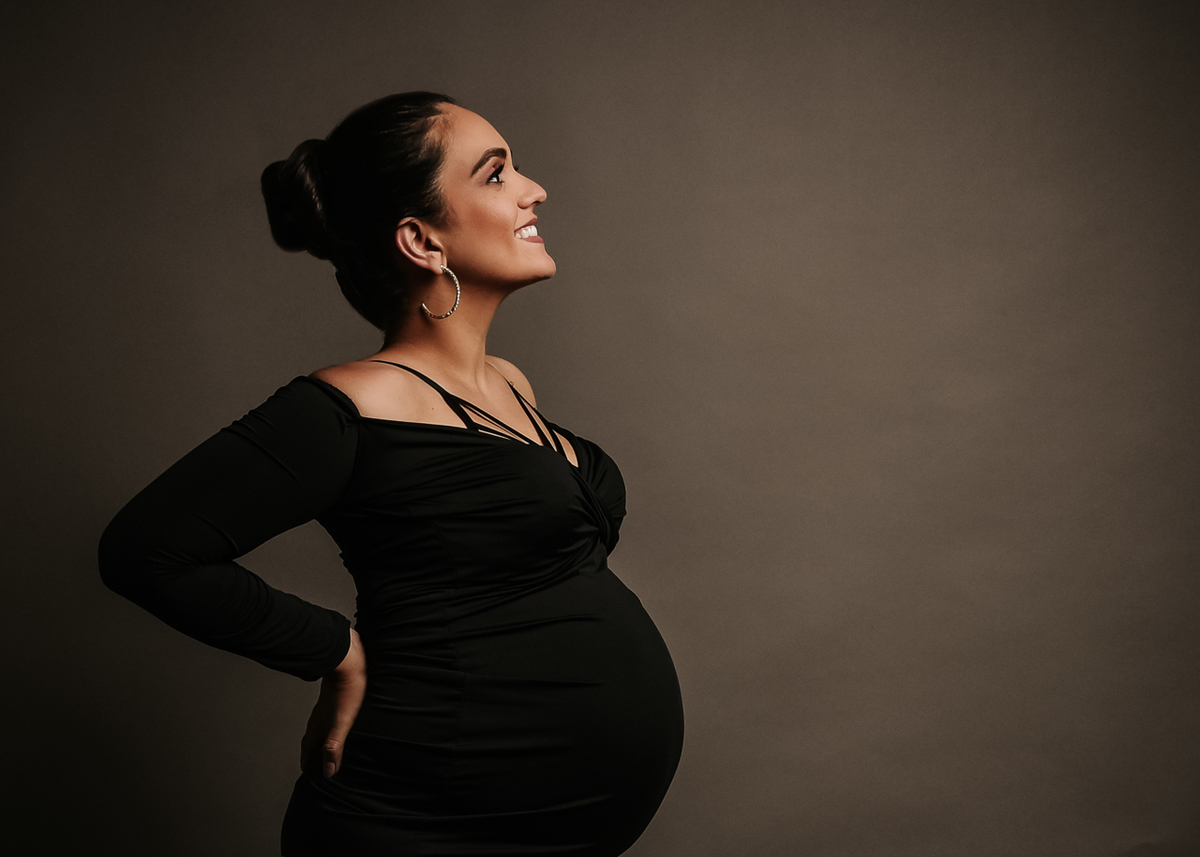 Gravida de vestido preto.