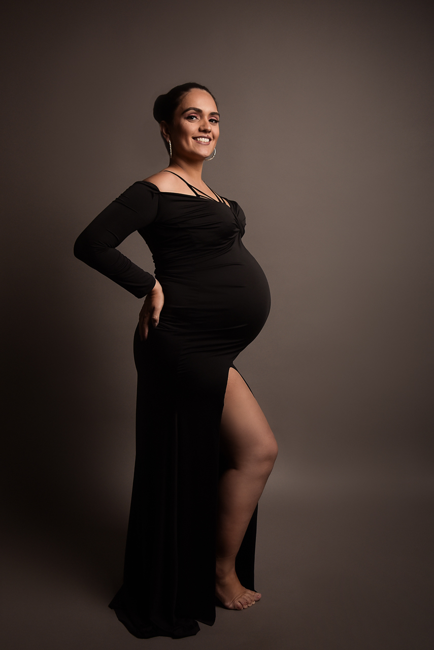 Grávida de vestido longo.