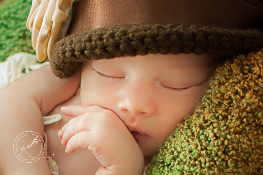 Recém nascido de chapéu