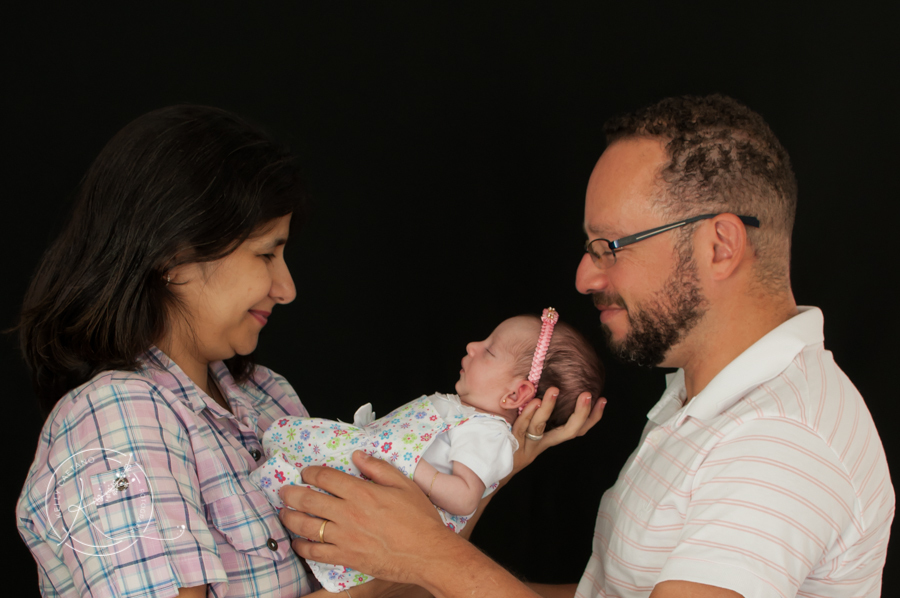 Foto da família com a recém nascida