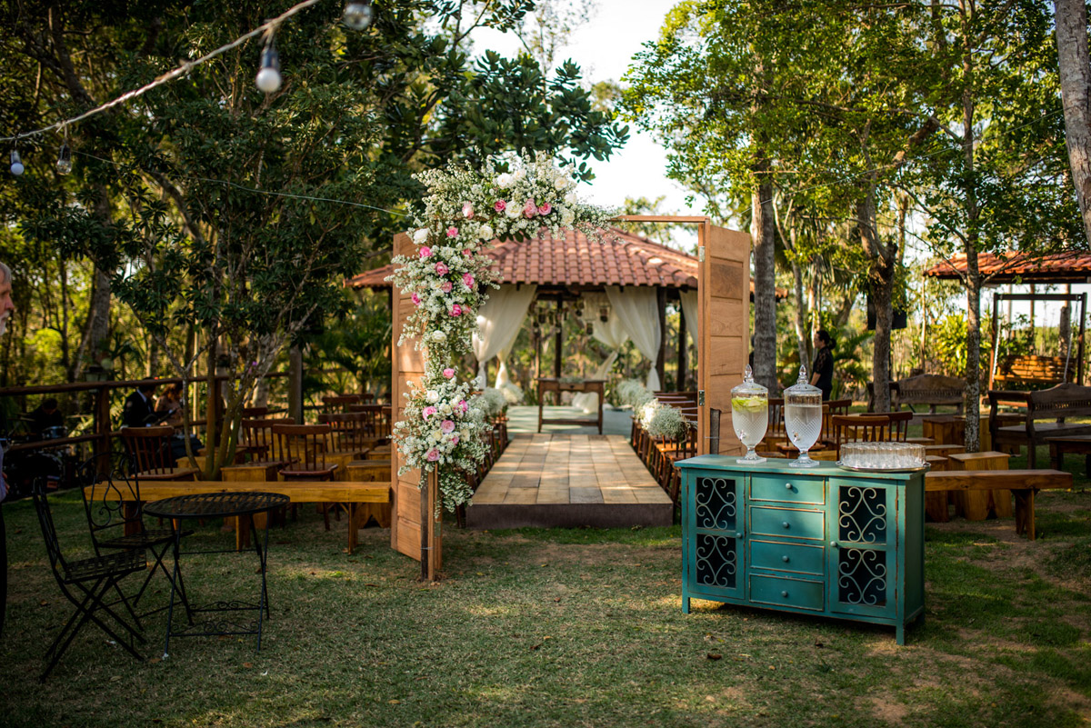 casamento-decoração-casamentoaoarlivre-casamentonocampo-sitiononalu-casamentoromantico-pordosol-noiva-bride-wedding-marcosemarifotografias