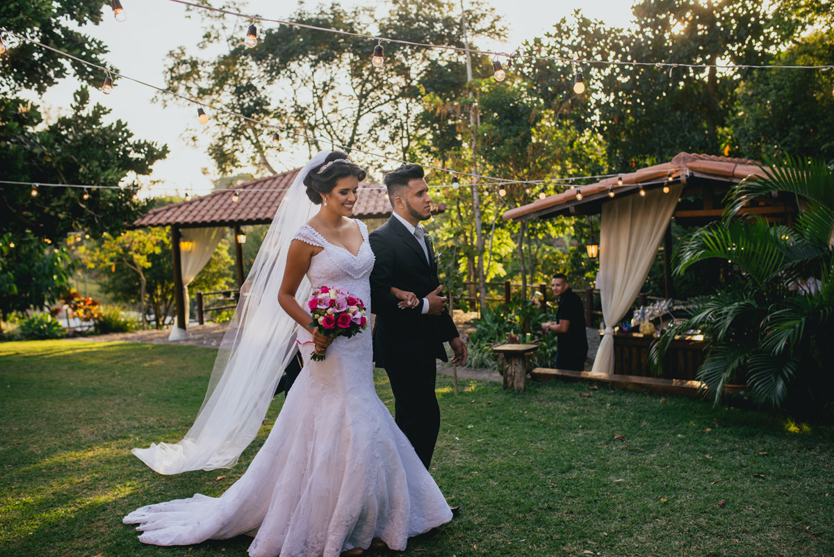 casamento-decoração-casamentoaoarlivre-casamentonocampo-sitiononalu-casamentoromantico-pordosol-noiva-bride-wedding-marcosemarifotografias