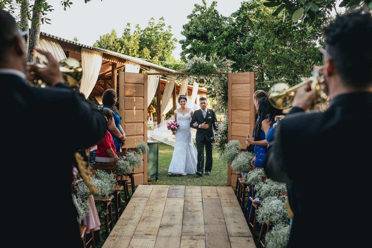 casamento-decoração-casamentoaoarlivre-casamentonocampo-sitiononalu-casamentoromantico-pordosol-noiva-bride-wedding-marcosemarifotografias