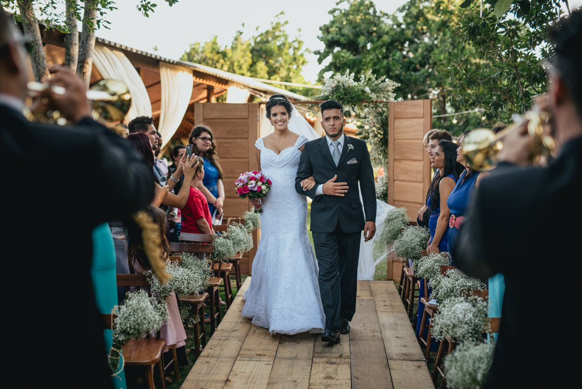 casamento-decoração-casamentoaoarlivre-casamentonocampo-sitiononalu-casamentoromantico-pordosol-noiva-bride-wedding-marcosemarifotografias