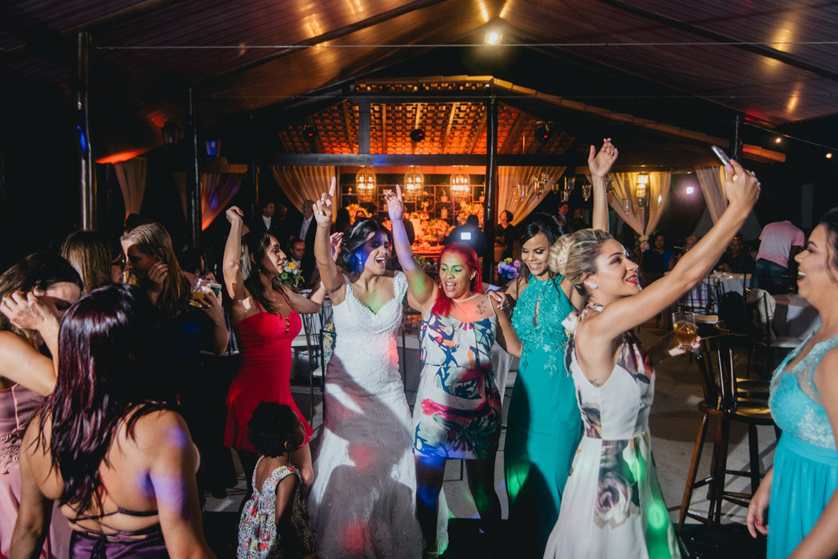 casamento-decoração-casamentoaoarlivre-casamentonocampo-sitiononalu-casamentoromantico-pordosol-noiva-bride-wedding-marcosemarifotografias