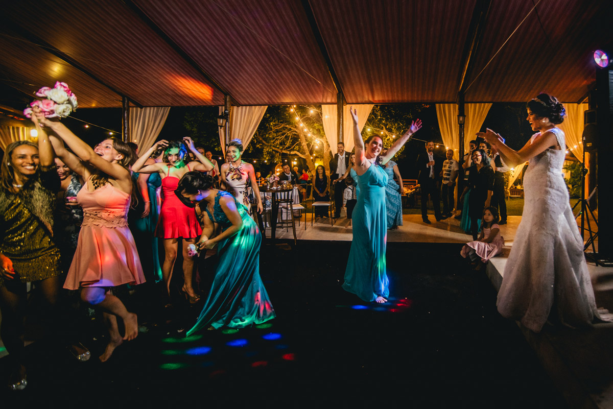 casamento-decoração-casamentoaoarlivre-casamentonocampo-sitiononalu-casamentoromantico-pordosol-noiva-bride-wedding-marcosemarifotografias