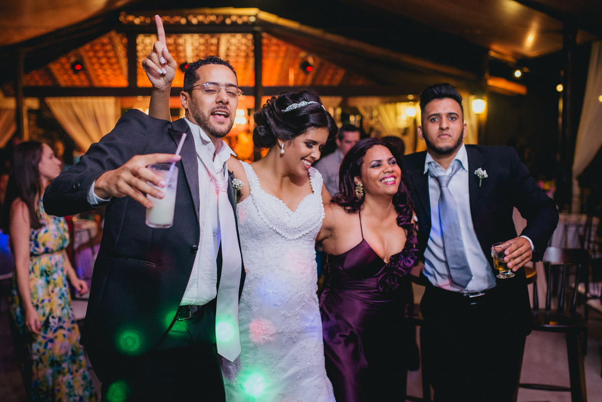 casamento-decoração-casamentoaoarlivre-casamentonocampo-sitiononalu-casamentoromantico-pordosol-noiva-bride-wedding-marcosemarifotografias