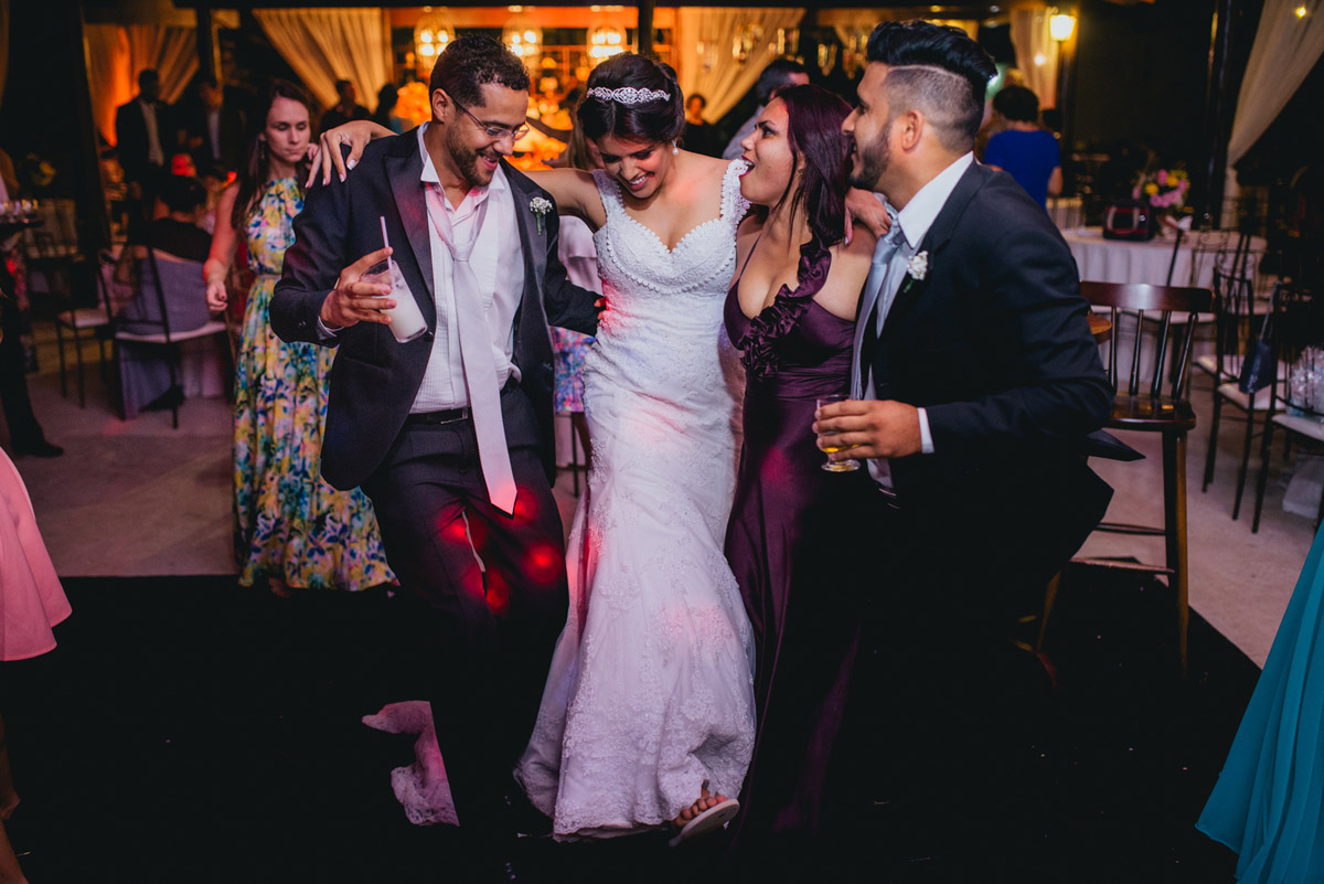 casamento-decoração-casamentoaoarlivre-casamentonocampo-sitiononalu-casamentoromantico-pordosol-noiva-bride-wedding-marcosemarifotografias