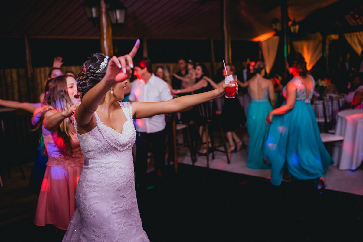 casamento-decoração-casamentoaoarlivre-casamentonocampo-sitiononalu-casamentoromantico-pordosol-noiva-bride-wedding-marcosemarifotografias