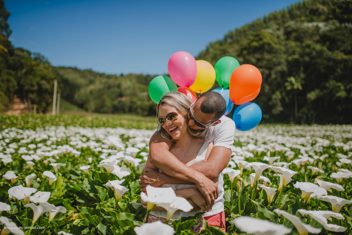 pre casamento, e session, save the date, flores, pedra azul, ensaio romantico, fotografo do espírito santo, fotografia de casamento,  campo de flores,