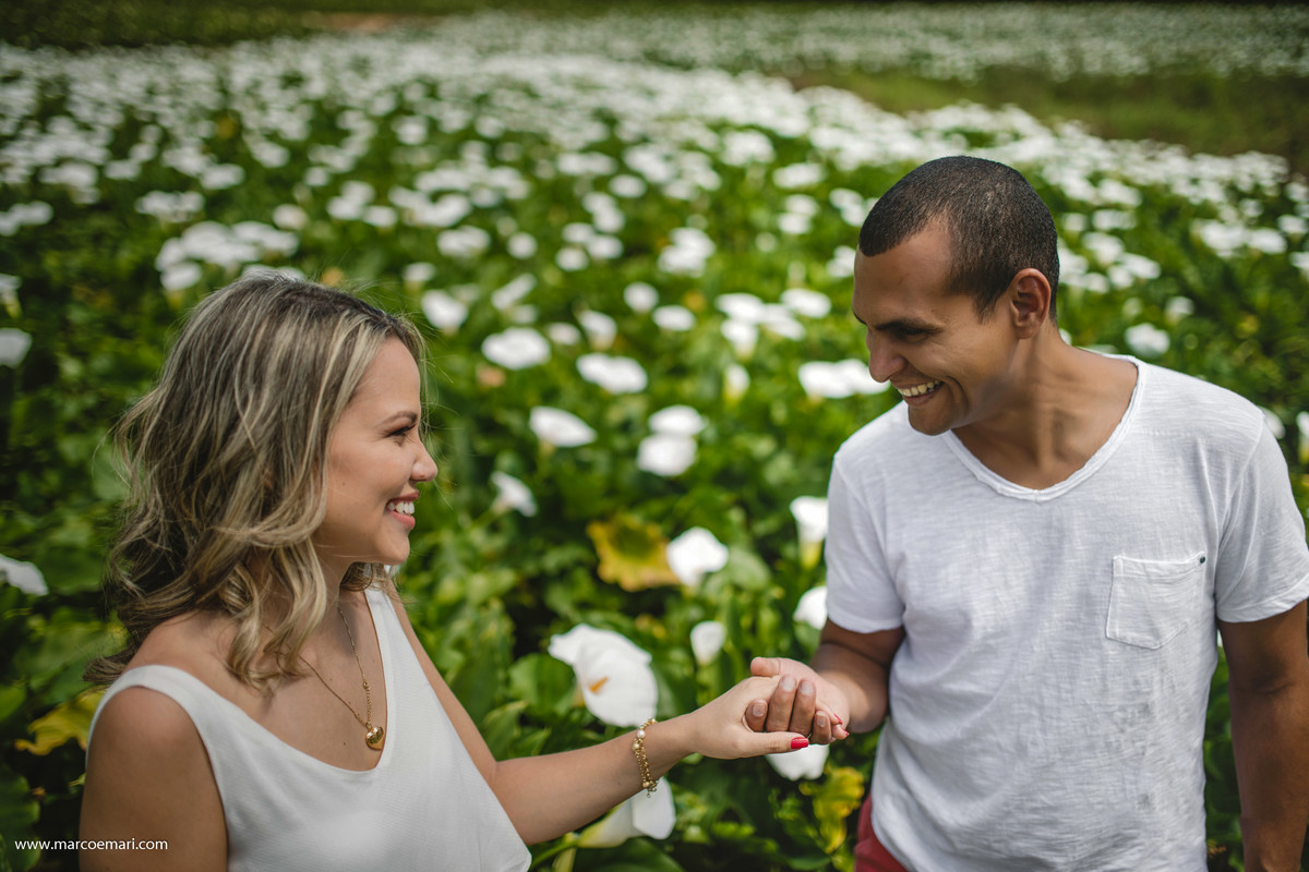 pre casamento, e session, save the date, flores, pedra azul, ensaio romantico, fotografo do espírito santo, fotografia de casamento,  campo de flores,