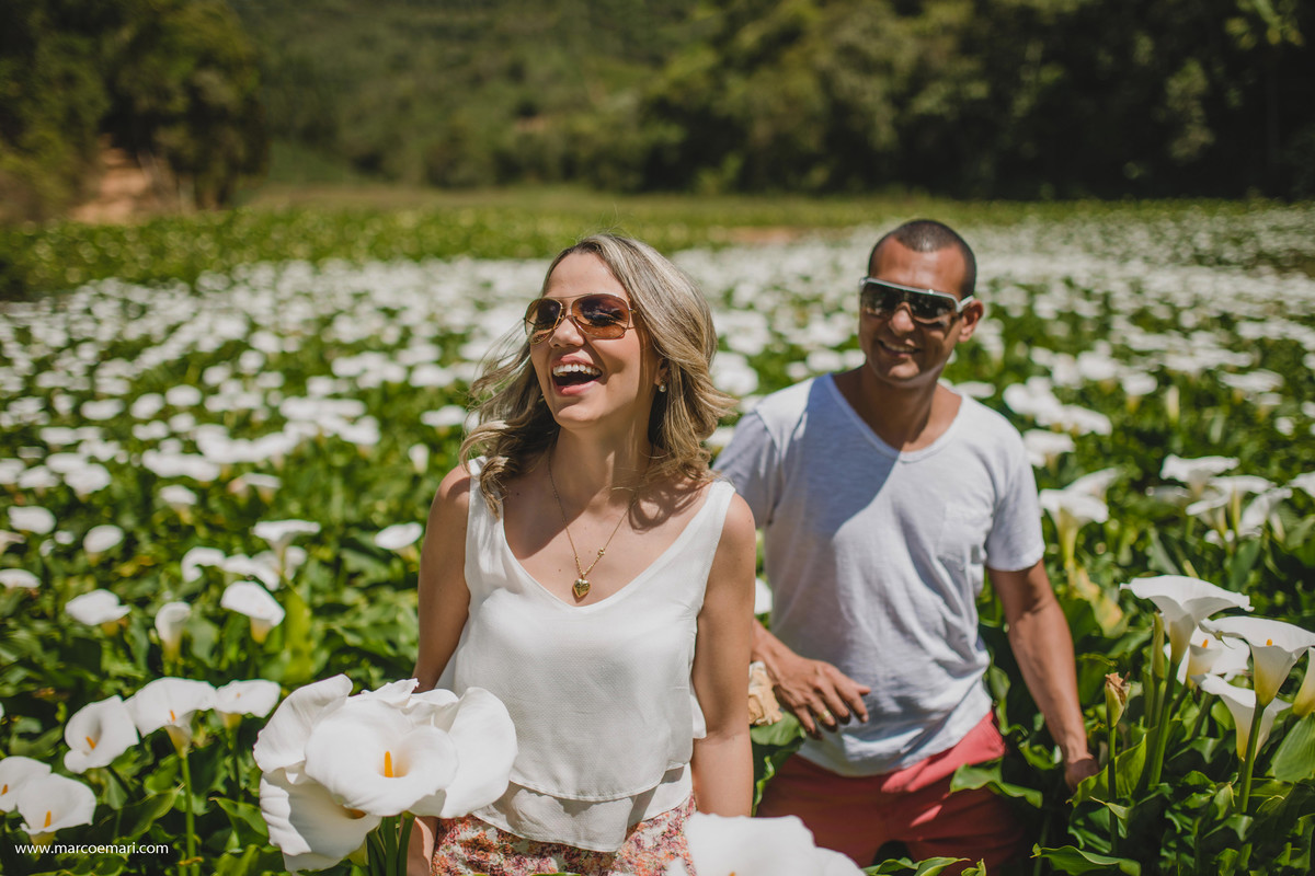 pre casamento, e session, save the date, flores, pedra azul, ensaio romantico, fotografo do espírito santo, fotografia de casamento,  campo de flores,