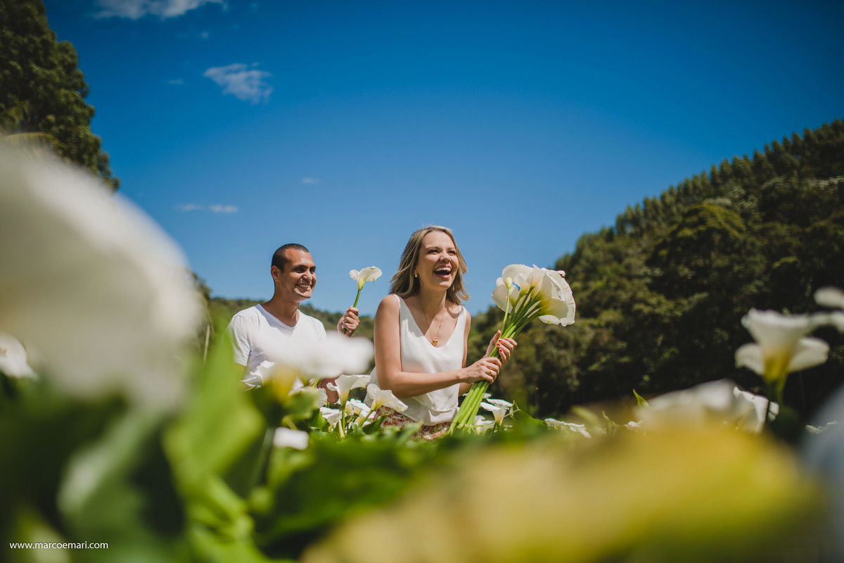 pre casamento, e session, save the date, flores, pedra azul, ensaio romantico, fotografo do espírito santo, fotografia de casamento,  campo de flores,
