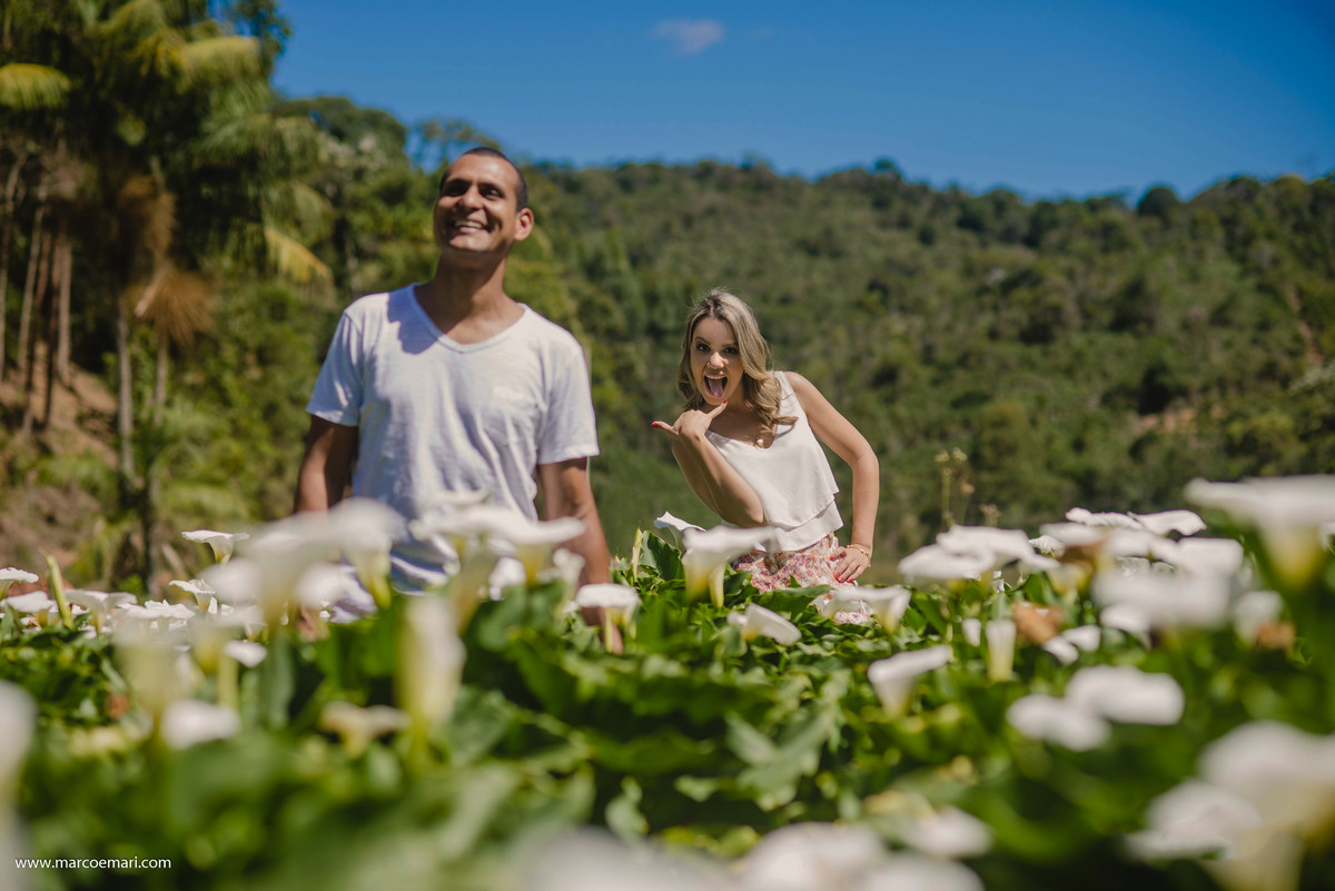 pre casamento, e session, save the date, flores, pedra azul, ensaio romantico, fotografo do espírito santo, fotografia de casamento,  campo de flores,