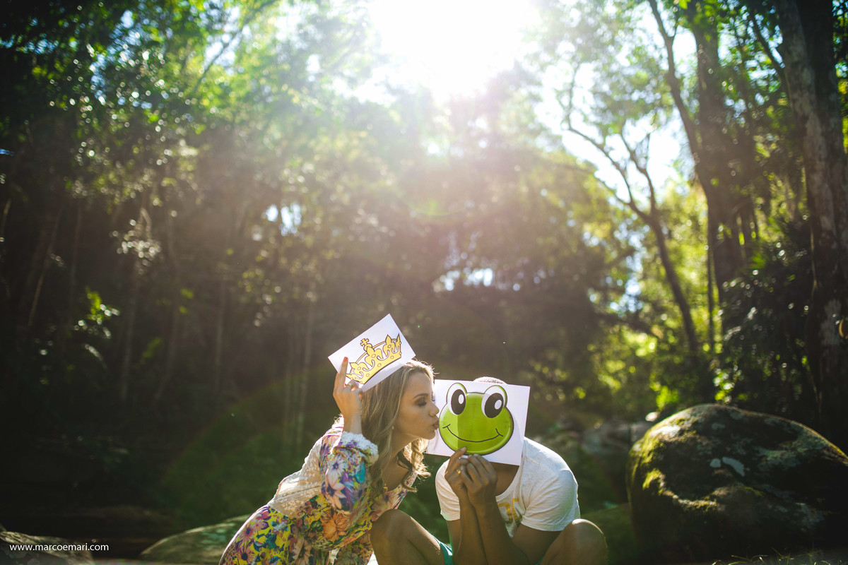 pre casamento, e session, save the date, flores, pedra azul, ensaio romantico, fotografo do espírito santo, fotografia de casamento,  campo de flores,