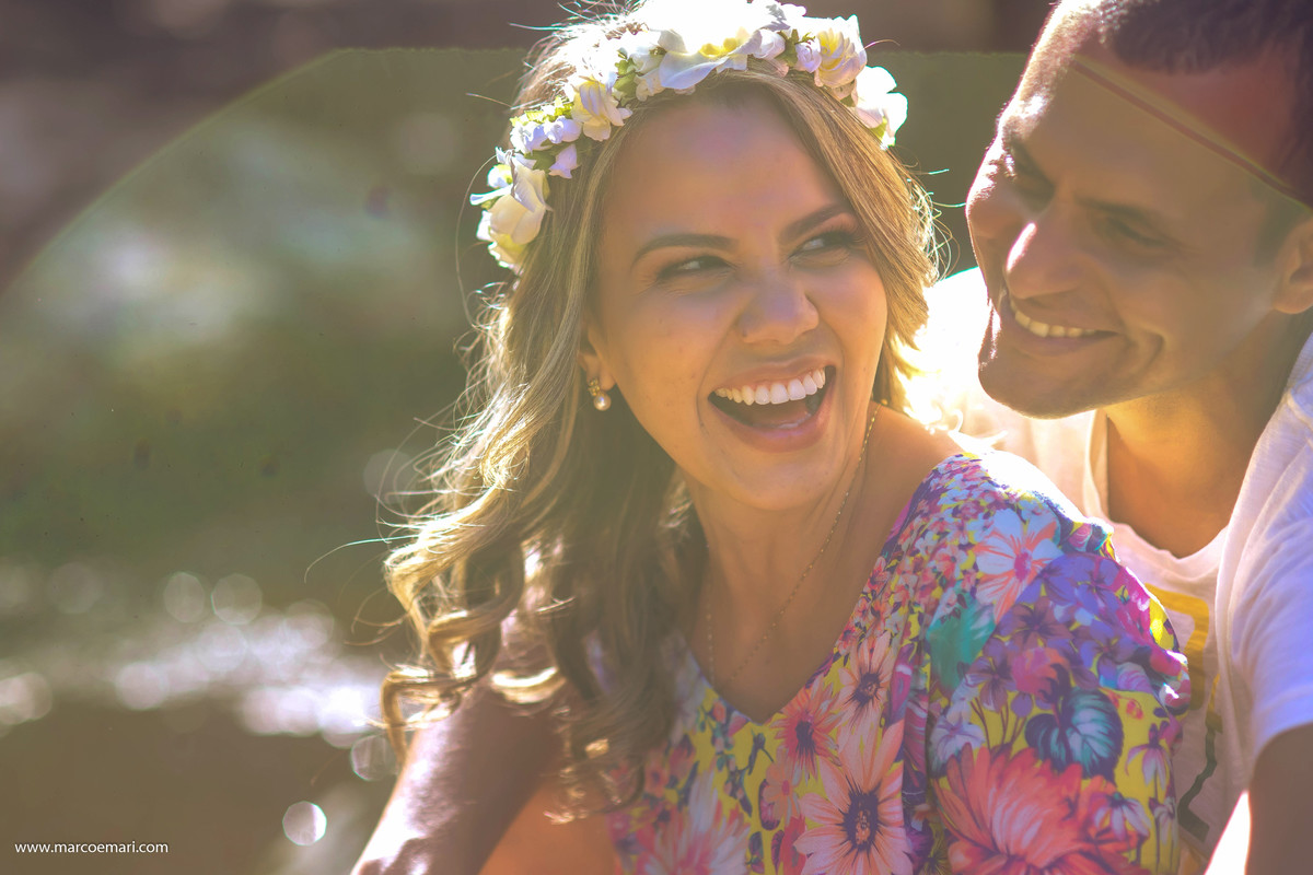pre casamento, e session, save the date, flores, pedra azul, ensaio romantico, fotografo do espírito santo, fotografia de casamento,  campo de flores,